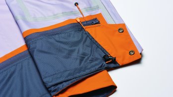 Source: BLACKYAK BARRIER TECHNOLOGY ® an Ärmeln, Bund und Kragen. Die neue Konstruktion und ein abnehmbarer Powder-Skirt verhindern, dass Feuchtigkeit von außen nach innen in die Jacke kommt.
