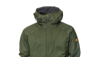 DE-Badland Jacket RÖJK Superwear ISPO Award Winner 2018 Outdoor The small company RÖJK focuses 100 percent on sustainable innovations. These can also be found in the Badland Jacket. Here timeless, versatile design is combined with traditional and natural materials. The focus is on bio-based and biodegradable components. In 2018, the brand won the ISPO Award 2018 in the Eco Achievement Apparel segment.