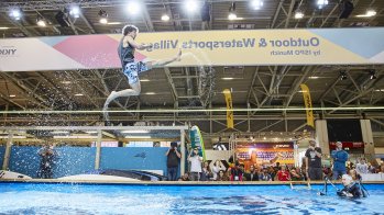 Blaue Oase im Outdoor-Bereich: Das Watersport Village mit einem eigens errichteten Pool für SUP, Kajaking, Paddeln oder wie hier Slacklinen. Blaue Oase im Outdoor-Bereich: Das Watersport Village mit einem eigens errichteten Pool für SUP, Kajaking, Paddeln oder wie hier Slacklinen.