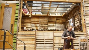Einige Aussteller errichteten gleich ganze Blockhütten in den Messehallen. Einige Aussteller errichteten gleich ganze Blockhütten in den Messehallen.