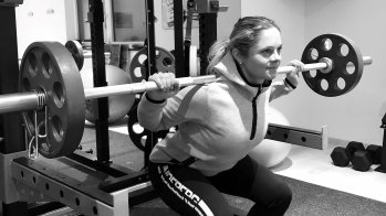 Credit: Sandra Lahnsteiner Perfect for strong legs: knee bends with weight. It is the central exercise in skiing par excellence. And you can perform them anywhere.