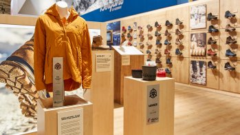 mb-170207-ISPO_Munich_2017_jf_1531 The Tierra Products Deterra Hooded Anorak is the first quilted anorak made from 100 percent natural materials. Only renewable raw materials are used. Not for nothing did the 2017 jacket receive the SPO Award in the Eco Achievement Apparel category.