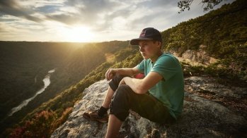 mb-170921-alexgorge Alexander Megos is known for extremely fast repetitions of difficult rock climbing routes: For example, 2013 "La Rambla" (9a+) at the second attempt.