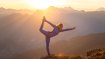 Credit: Christoph Oberschneider After skiing, yoga provides relaxation. Also important in the evening: refill the empty water reservoirs, otherwise there will be cramps the next day.