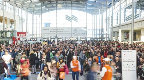 Besucher strömen in die Messehalle zur ISPO Munich