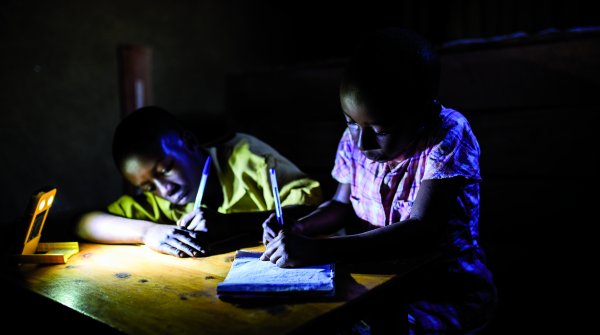 WakaWaka will für jede verkaufte Solarlampe eine Person ohne Stromzugang unterstützen