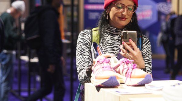 Frau fotografiert Schuhe