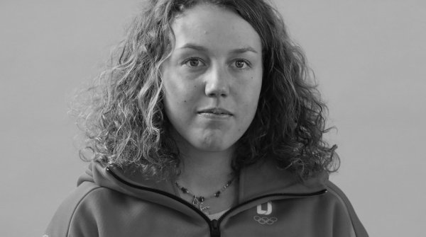 Black-and-white portrait of biathlete Laura Dahlmeier at the Olympic fitting in Munich 2018