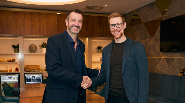 Harald und Mike schütteln Hände