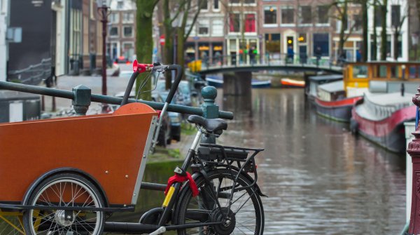 In Amsterdam gehören Lastenfahrräder längst zum Stadtbild