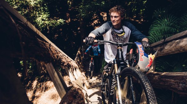 If you want to race down, you first have to push up: MTB star Thomas Genon before starting work.