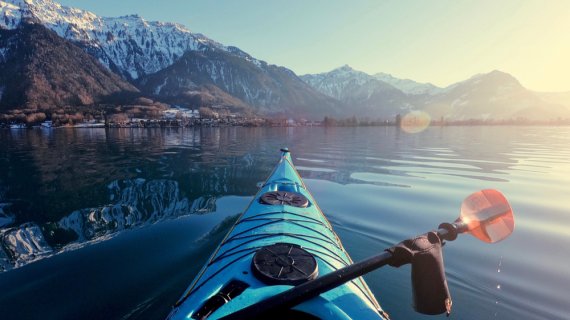 Kajak fahren bei Abenddämmerung Kajak Fahrer auf einem See