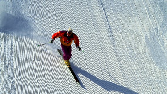 Eine Person fährt Ski auf einer Skipiste