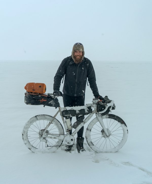 Jonas Deichmann mit Fahrrad im Schnee