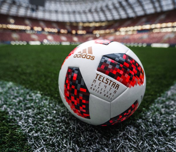 Seit 1970 liefert das Unternehmen Adidas den offiziellen WM-Spielball, seit der WM 1998 wird es auch als „ständiger Partner“ geführt. Für die K.o.-Runde haben sich die Herzogenauracher in Russland etwas Besonderes einfallen lassen: Ab dem Achtelfinale spielen die Teams mit dem rot-weißen Ball Telstar Mechta.